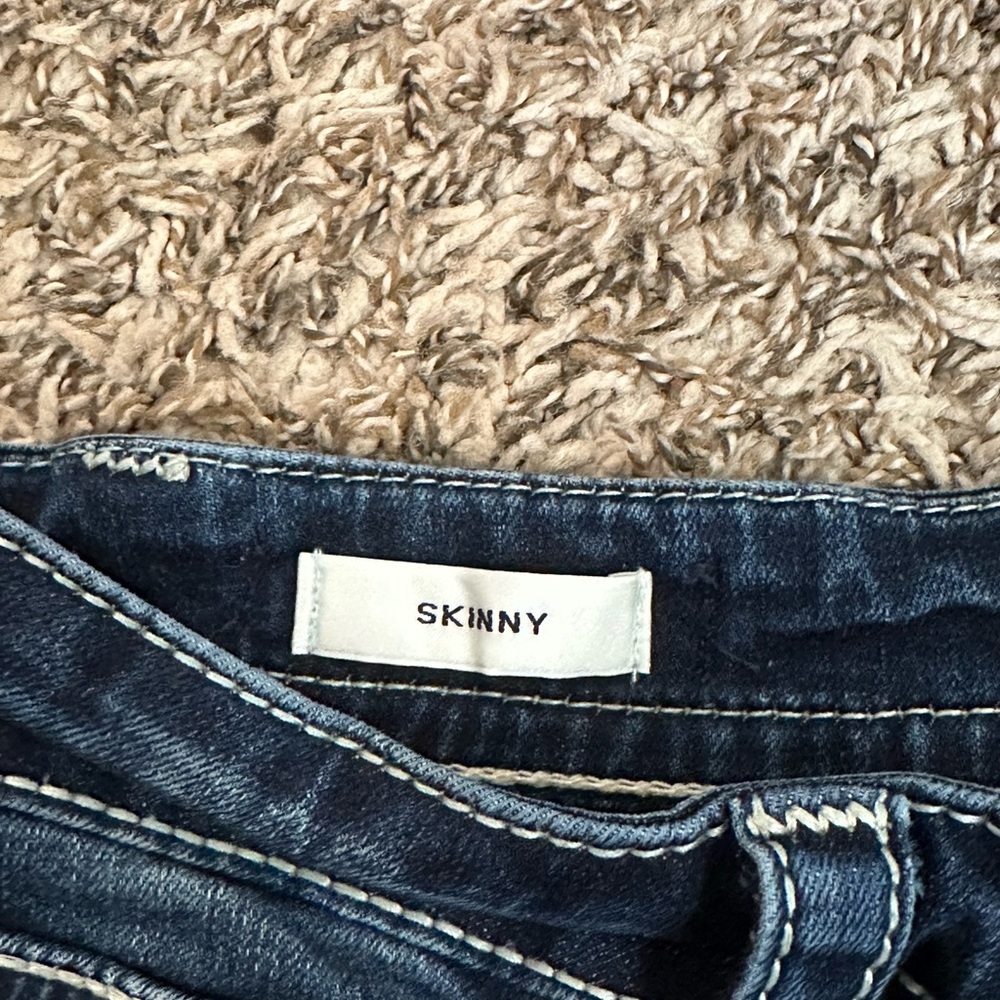 Vigoss Dark Wash Skinny Jeans with White Trim Details size 2 - Picture 3 of 8